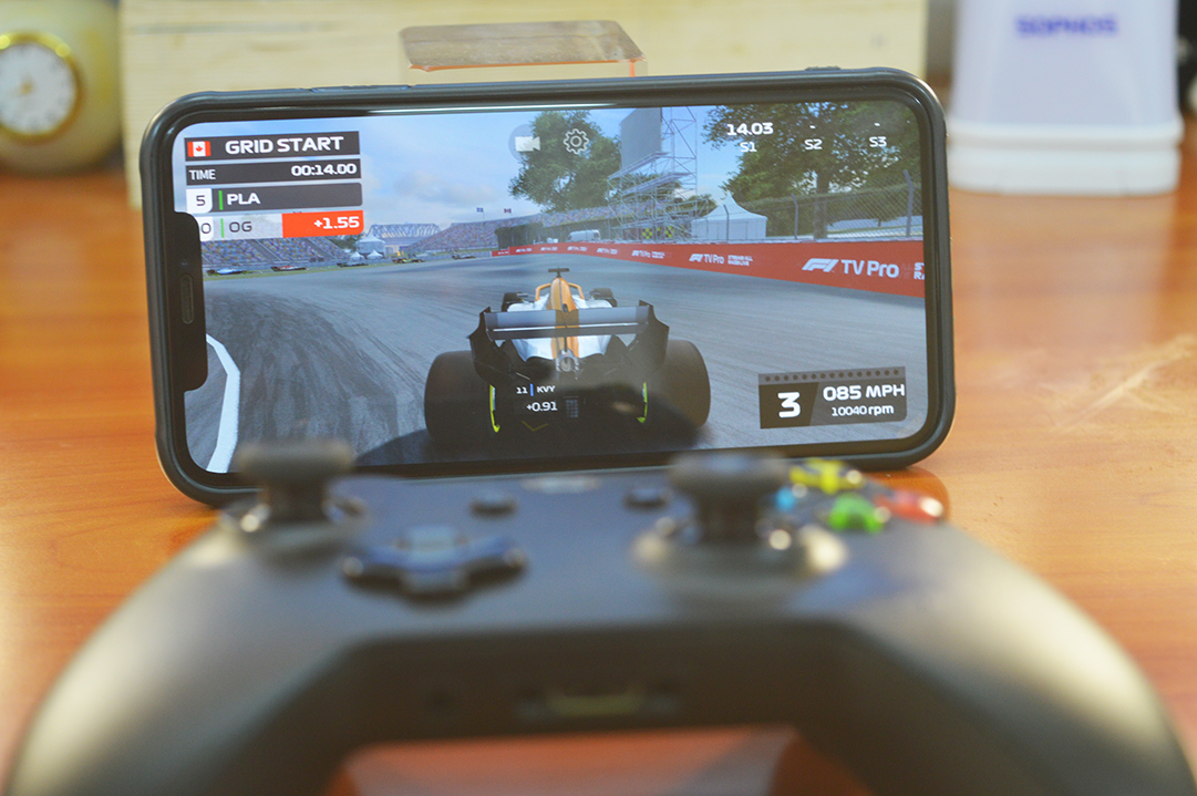 How To Connect Xbox Controller To Your iPhone / iPad