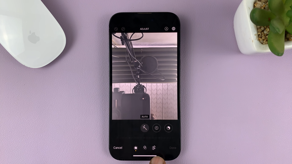 How To Mirror Selfies On iPhone