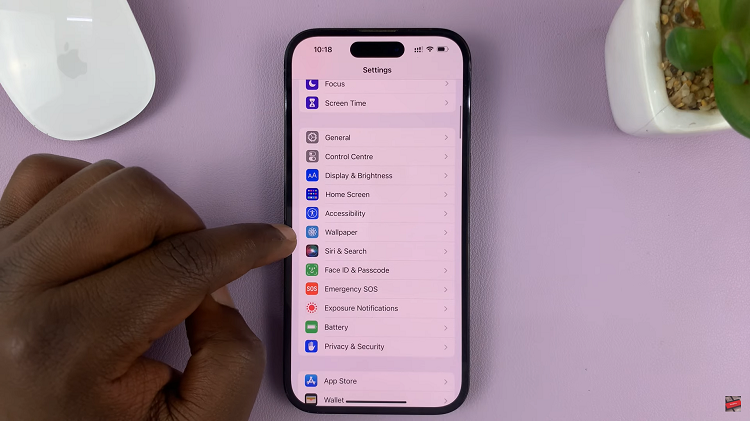 Set Different Wallpapers On iPhone
