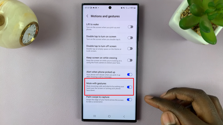 Enable & Disable Mute With Gestures On Samsung Galaxy S23s