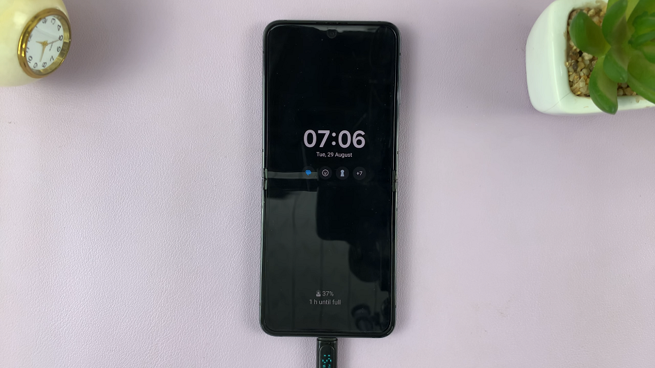 How To FIX 'Screen Not Going Off' When Charging On Samsung Galaxy Z Flip 5