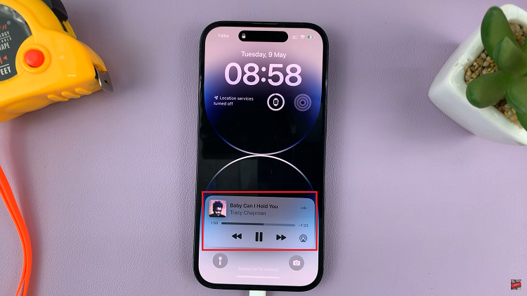 See Full Screen Album Art On Lock Screen Of iPhone