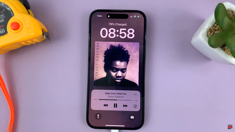 See Full Screen Album Art On Lock Screen Of iPhone
