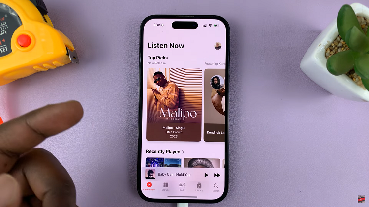See Full Screen Album Art On Lock Screen Of iPhone