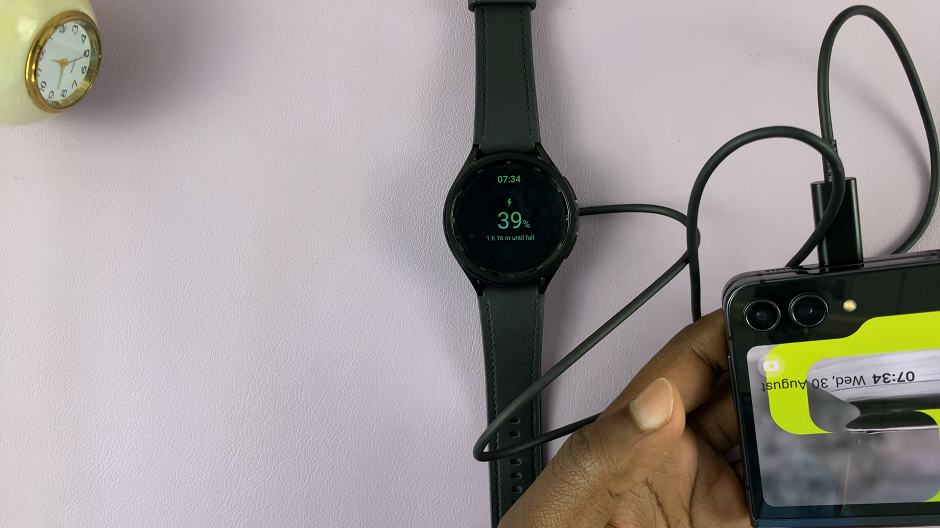 Charge Samsung Galaxy Watch 6/6 Classic with Samsung Galaxy Z Flip 5