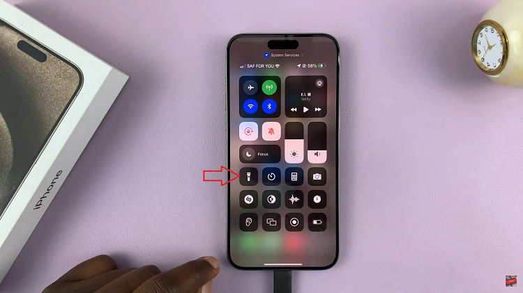 How To Turn ON Flashlight On iPhone 15 & iPhone 15 Pro