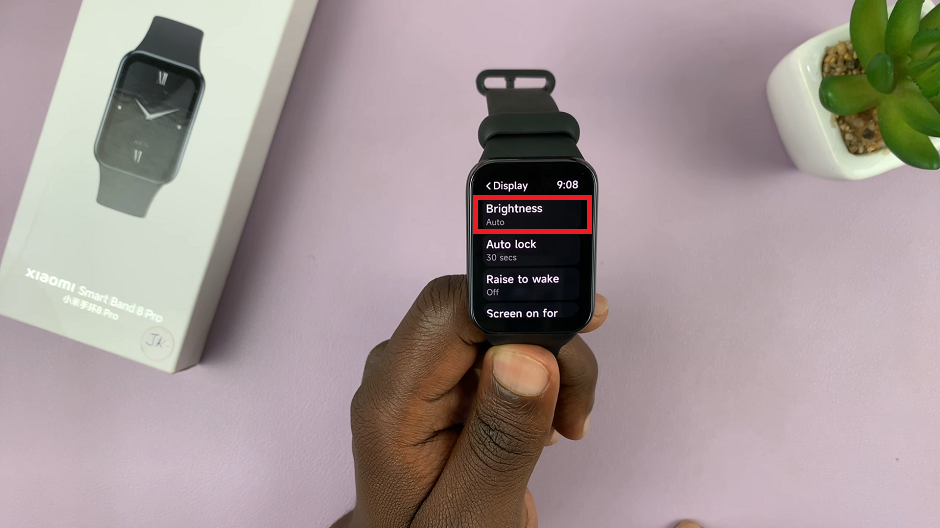How To Turn Auto Brightness ON/OFF On Xiaomi Smart Band 8 Pro