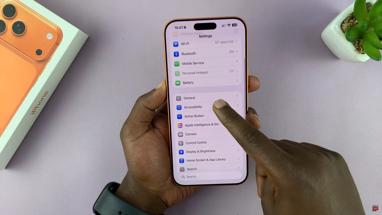 How To Enable & Disable VoiceOver Mode On iPhone 17