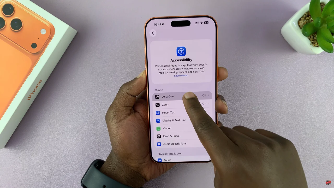 How To Enable & Disable VoiceOver Mode On iPhone 17