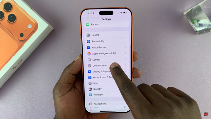 How To FIX Camera Control Button NOT Working On iPhone 17 / 17 Pro